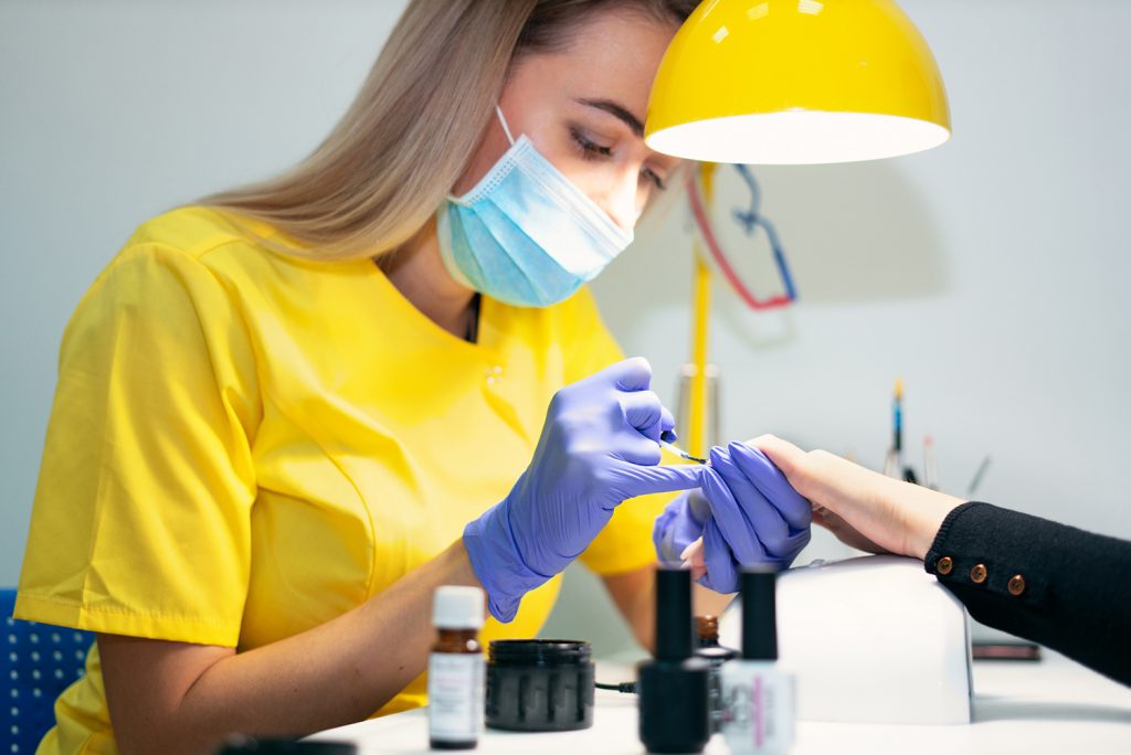 Técnico de uñas en el trabajo