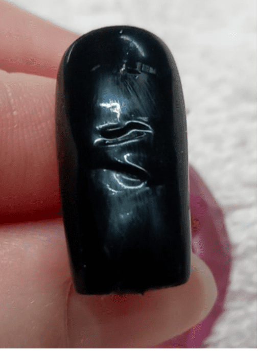 Enrugamento do esmalte em gel UV devido à cura inadequada, o que levará ao levantamento do produto