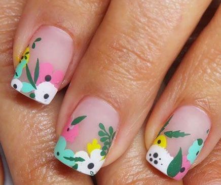 nail art a mano alzada con pinturas para uñas