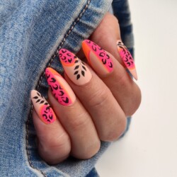 Summer Nails created by Froukje Groenendijk, Real Quick Salon Nail Art - handpainted with gelpolish. Styled in Flat nail art representing Animal Print. These Medium - Oval shaped nails are crafted using the Press On system and are coloured Pink.