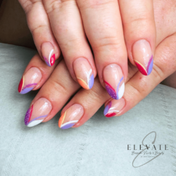 Unhas de Carnaval criadas por Emma Brandreth, sobreposição de gel de fibra com uma alternativa francesa multicolorida. Estilizadas com nail art francesa representando o feriado. Essas unhas em formato de amêndoa média foram criadas usando o sistema Fibreglass e são coloridas com Multi.