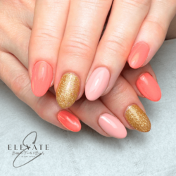 Unhas curtas e amendoadas de férias criadas por Emma Brandreth, cores planas com cromo em algumas unhas e glitter acentuando os dedos médios. Estilizada com nail art cromada representando férias. Essas unhas curtas em formato de amêndoa foram criadas usando o sistema de polimento em gel e são coloridas de laranja.