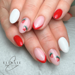 Fresas y crema creado por Emma Brandreth, superposición de gel constructor con nail art. Estilizadas en arte de uñas plano representando Comida y Bebida. Estas uñas cortas en forma de almendra están hechas con el sistema Builder y coloreadas en rojo.