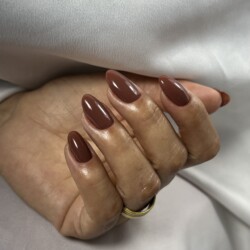 Unhas naturais com blindagem e esmaltação em gel