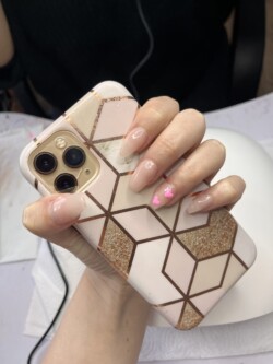 Corações simples criados por Imogen Roberts, corações bonitos e delicados. Estilizados em nail art 3D representando o Minimalismo. Essas unhas curtas em formato de caixão foram criadas usando o sistema acrílico e são coloridas de rosa.