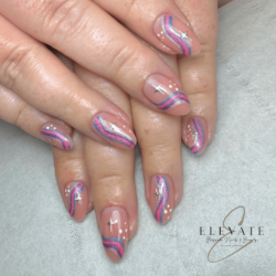 Vibrações de unicórnio criadas por Emma Brandreth, estrelas e pontos em redemoinhos. Estilizado em nail art plana representando conto de fadas/fantasia. Essas unhas médias em formato de amêndoa foram criadas usando o sistema Builder e são coloridas com Multi.