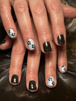 The blue shimmer and black sparkles accent each other beautifully with this floral design, simplistic yet effective. With the addition of sparkles in the flowers centres. This hard gel manicure created by Kirsty Potter also offers durability and high shine for everyday life.